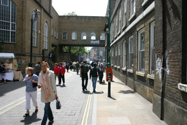 2006-05-28-London-28-bike-tour-by-Spitalfields .JPG